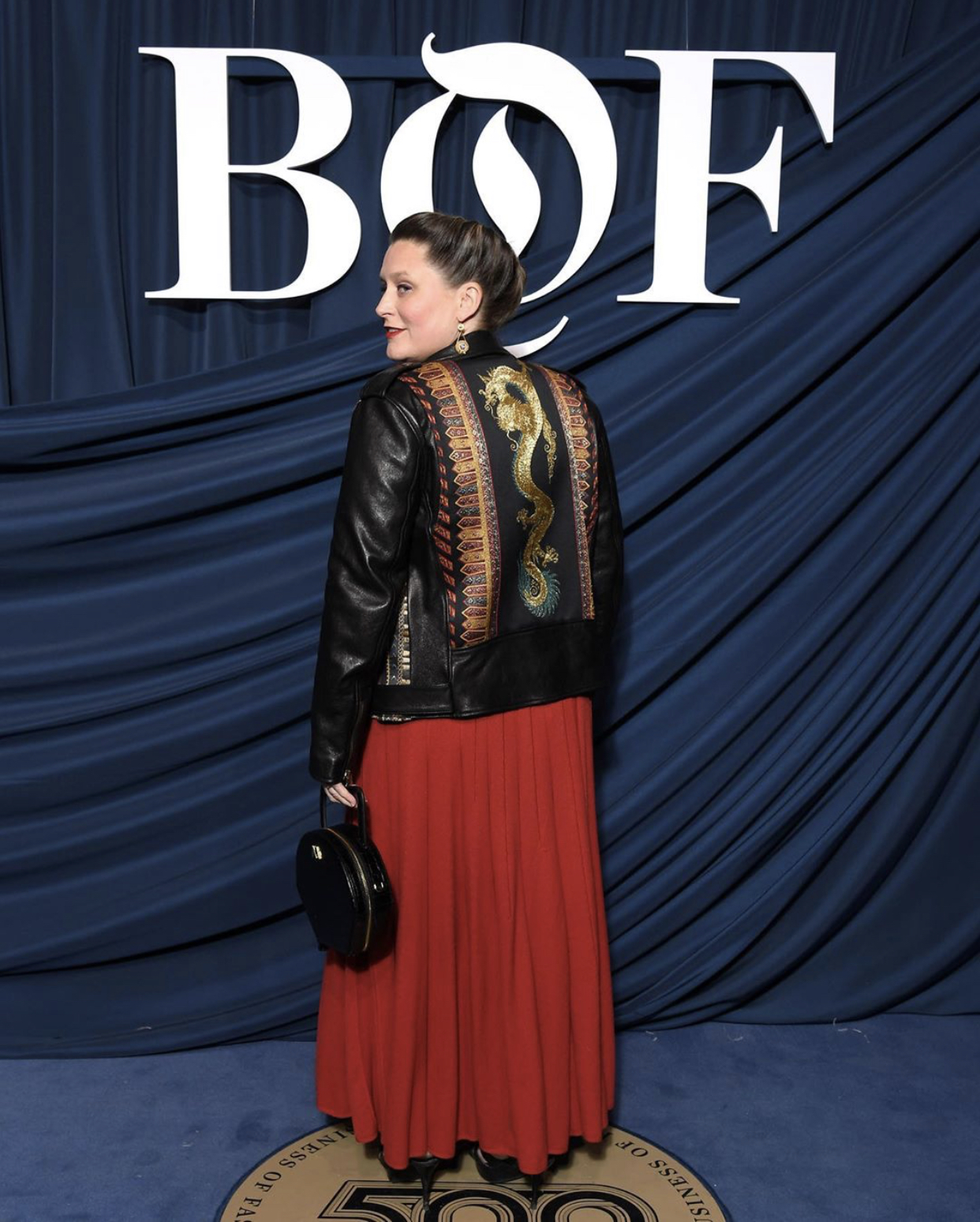 Jessica Michault, MEV'S Atelier tasarımı Nora deri çantası ile Paris'te gerçekleşen BOF500 Gala gecesinde.